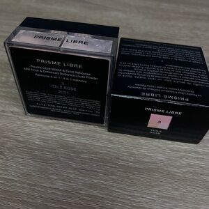 The old formula Givenchy Prisme Libre setting powder in the shade 3 Voile Rose.